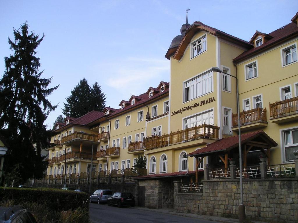 Hôtel Lazensky Lecebny Dum Praha à Luhačovice Extérieur photo