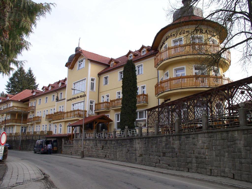 Hôtel Lazensky Lecebny Dum Praha à Luhačovice Extérieur photo
